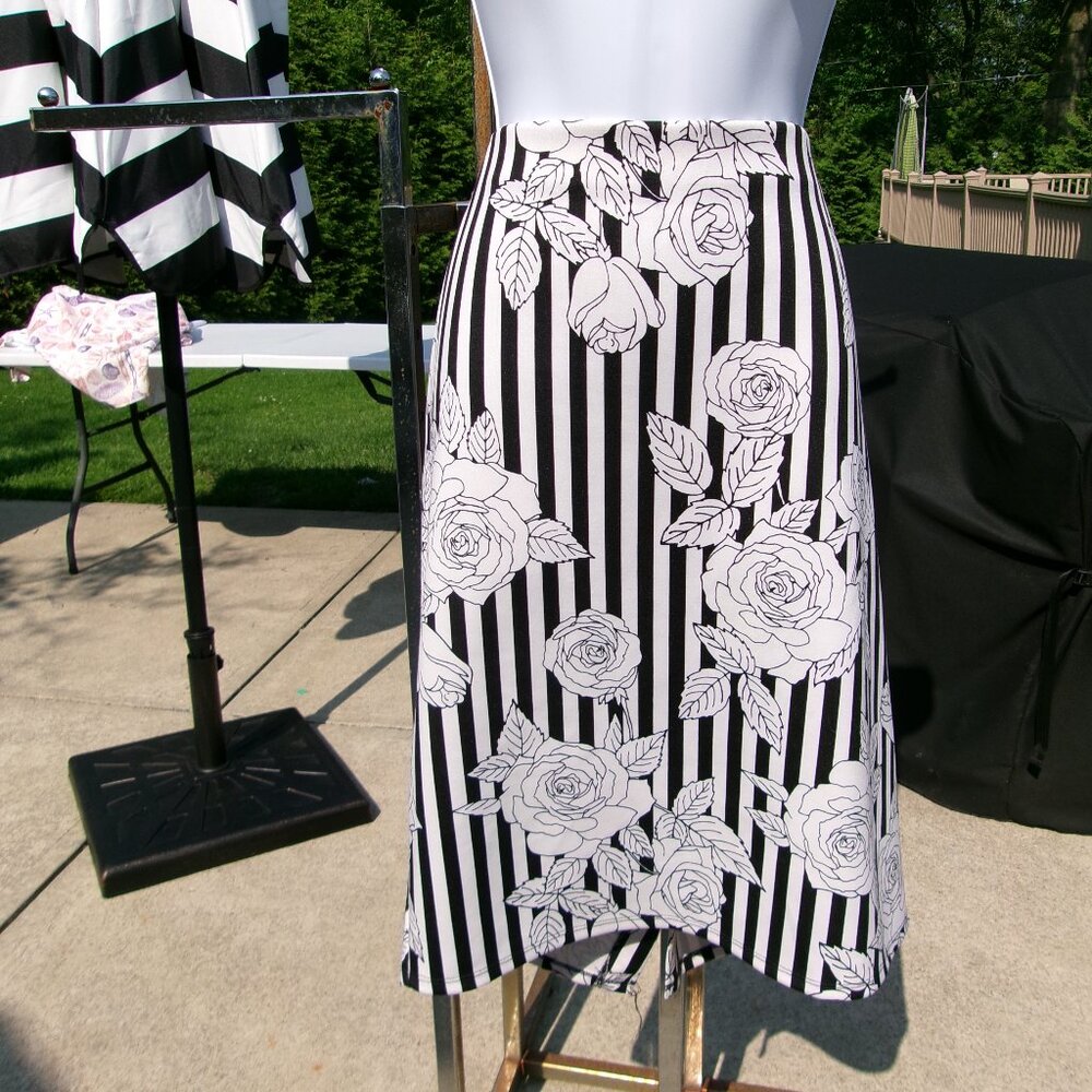 NWOT NYCC BLACK&WHITE STRIPED ROSE SKIRT XL